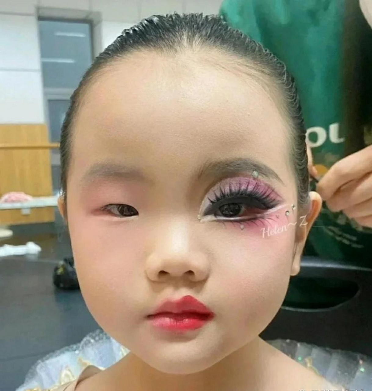 小女孩化了一半的妆容,成功的演绎了一张脸两个人,估计化完妆亲妈也不