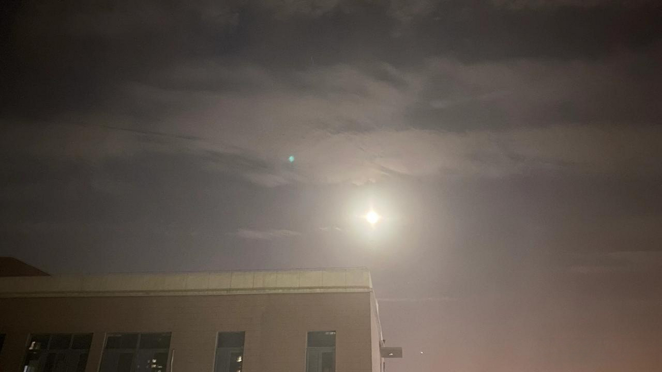 明月照高楼,流光溢彩楼.