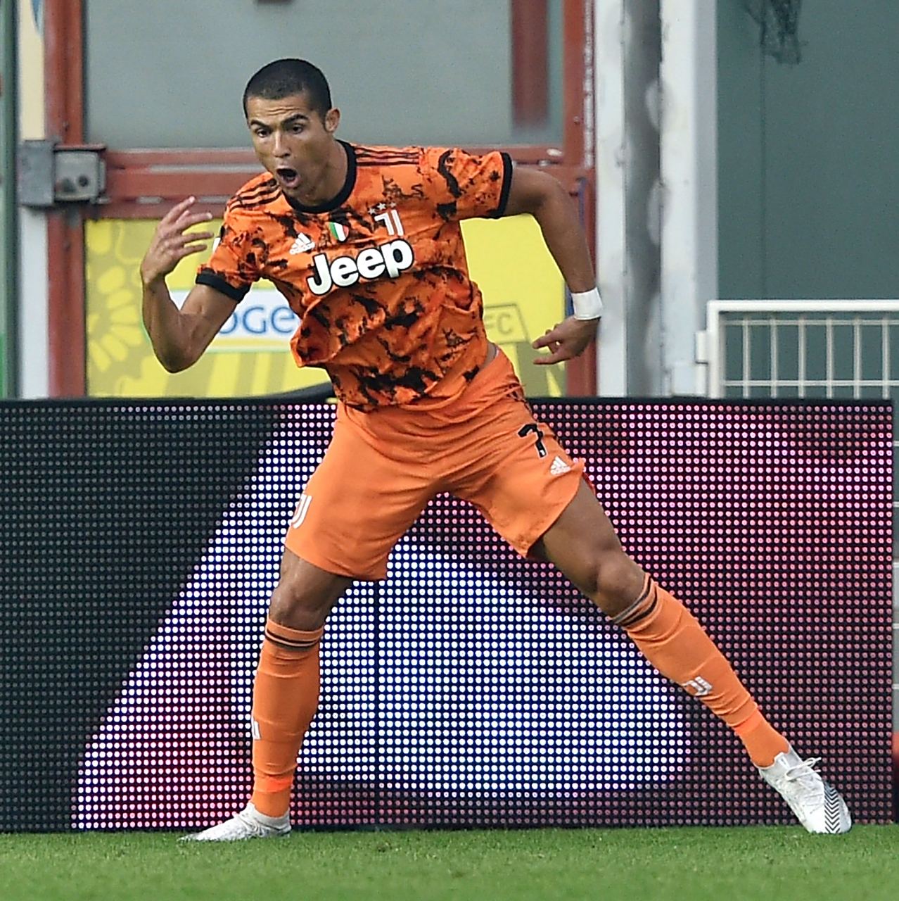 发型最炸裂的一段时期  #c罗