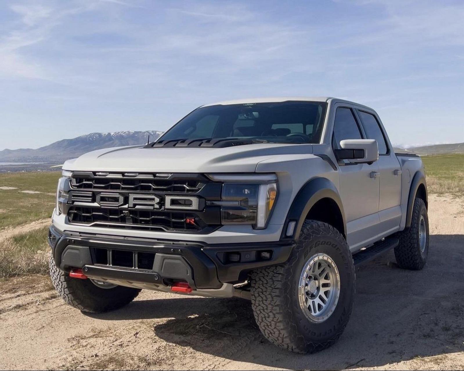 24款猛禽r.虽然说买黑色的多,但是我真喜欢这个雪崩灰的颜色