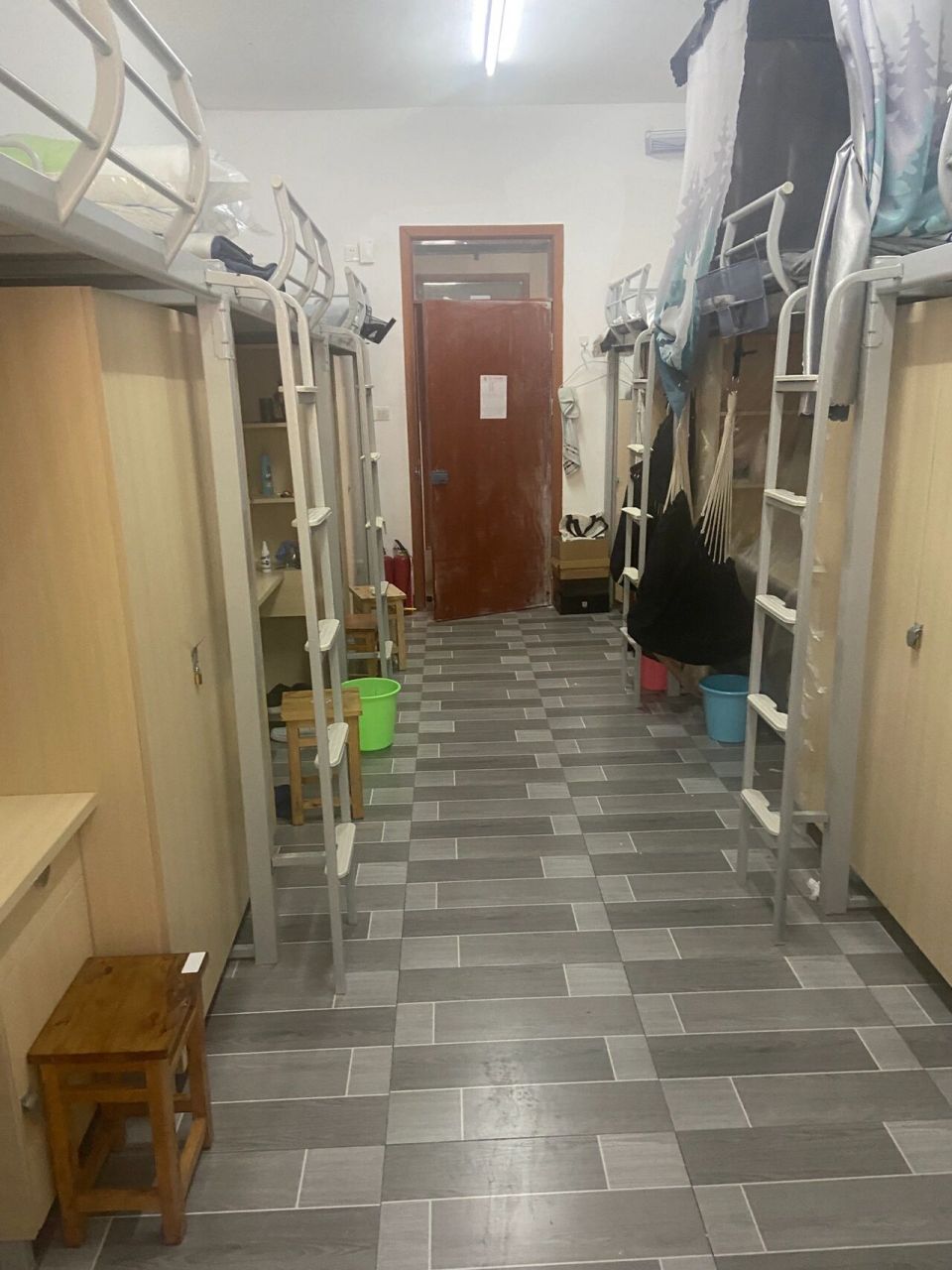 重庆人文科技学院—新生必看宿舍情况  第一种为新宿舍的四人间,上床