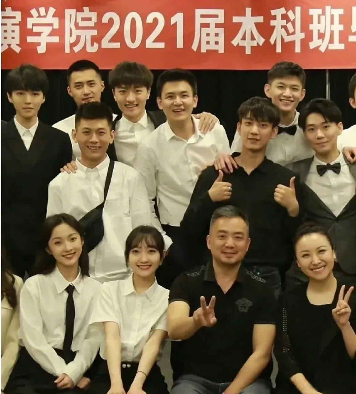 冷知识又增加了:王俊凯和王子奇竟然是北电同班同学,然而他俩给人的