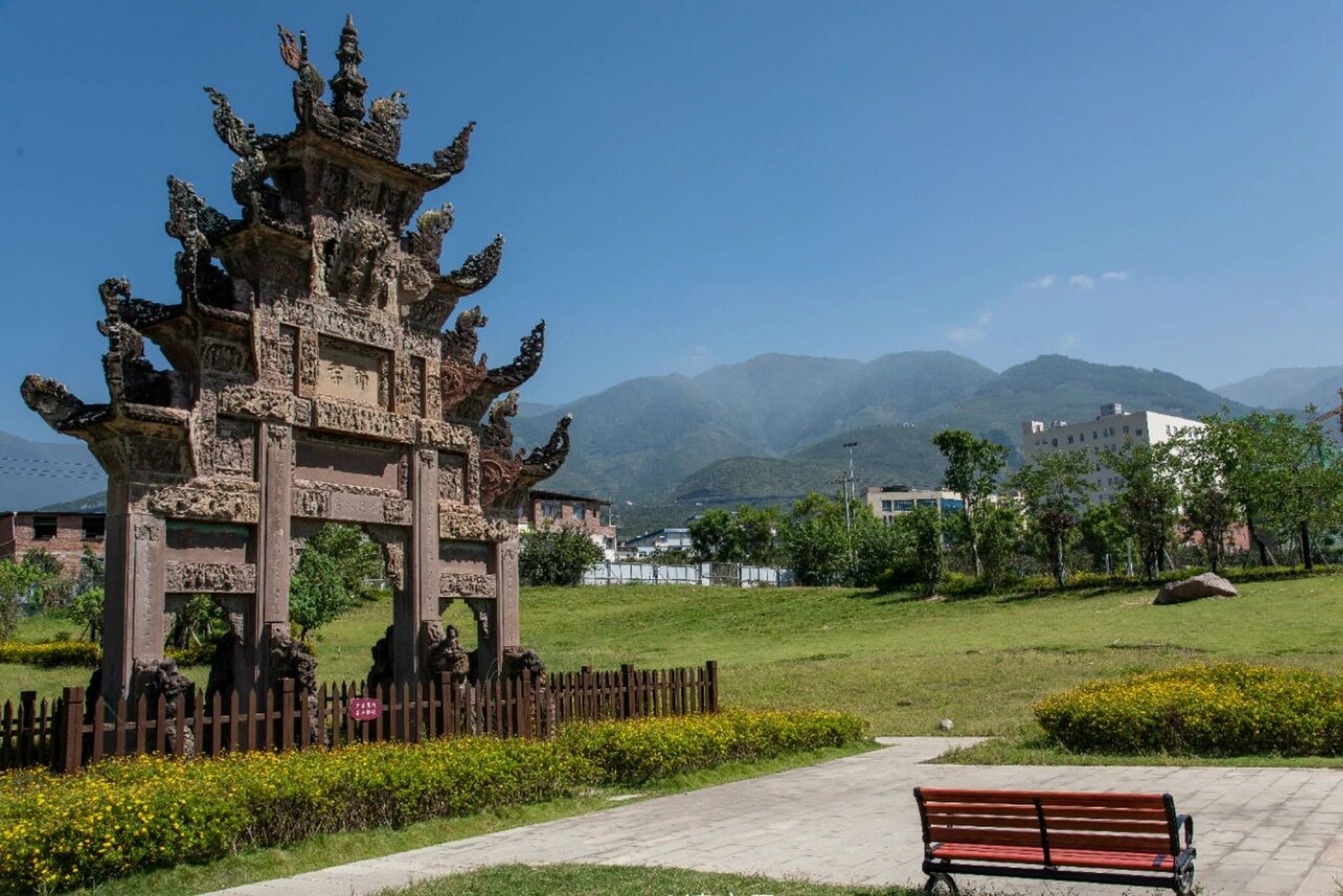 雕刻有500多个不同人物 【四川九襄石牌坊】位于雅安九襄古镇的古道边