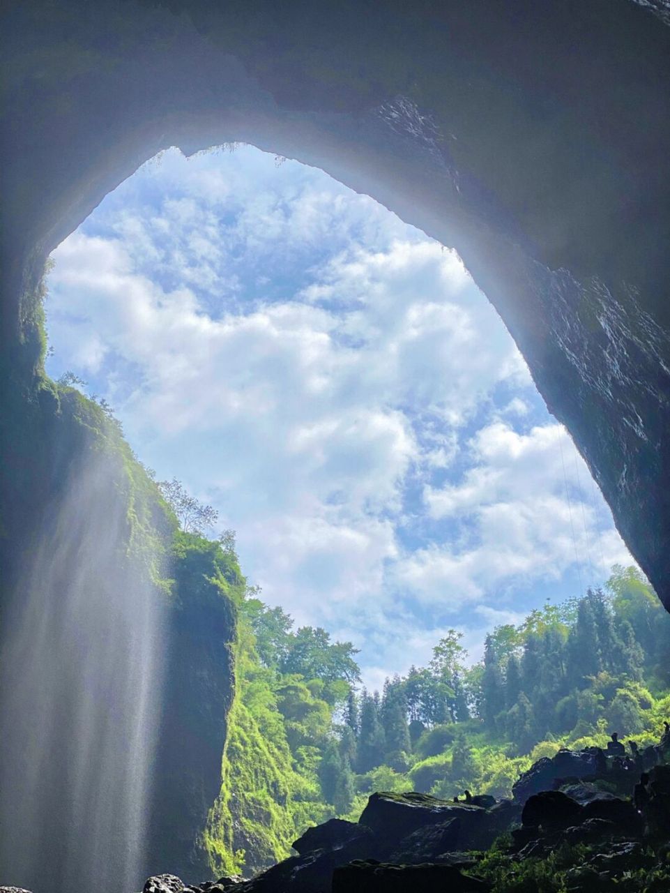 乐山硝洞,又称硝斗岩,位于乐山沙湾区铜茨乡营业村一组,在洞街子水电