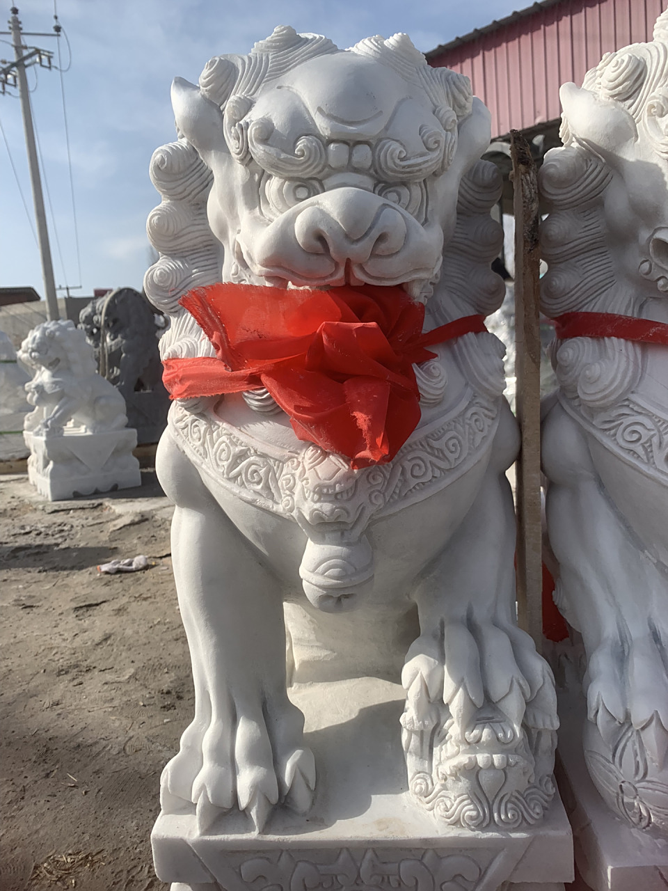 门口摆放石狮子的寓意 1,镇宅辟邪 石狮自从诞生之日起也就被用于一些