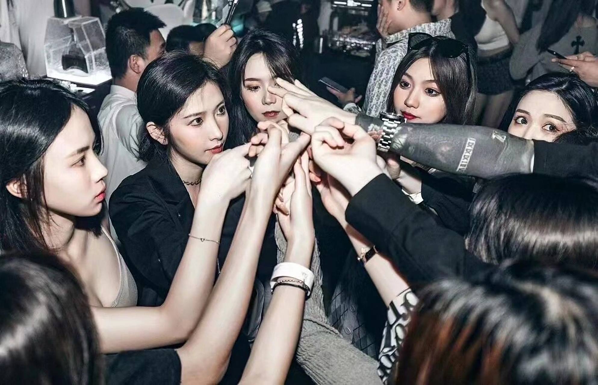 酒吧夜店游戏-抓手指进阶版1 1上所有人指着你的手肘,假装要去抓别人