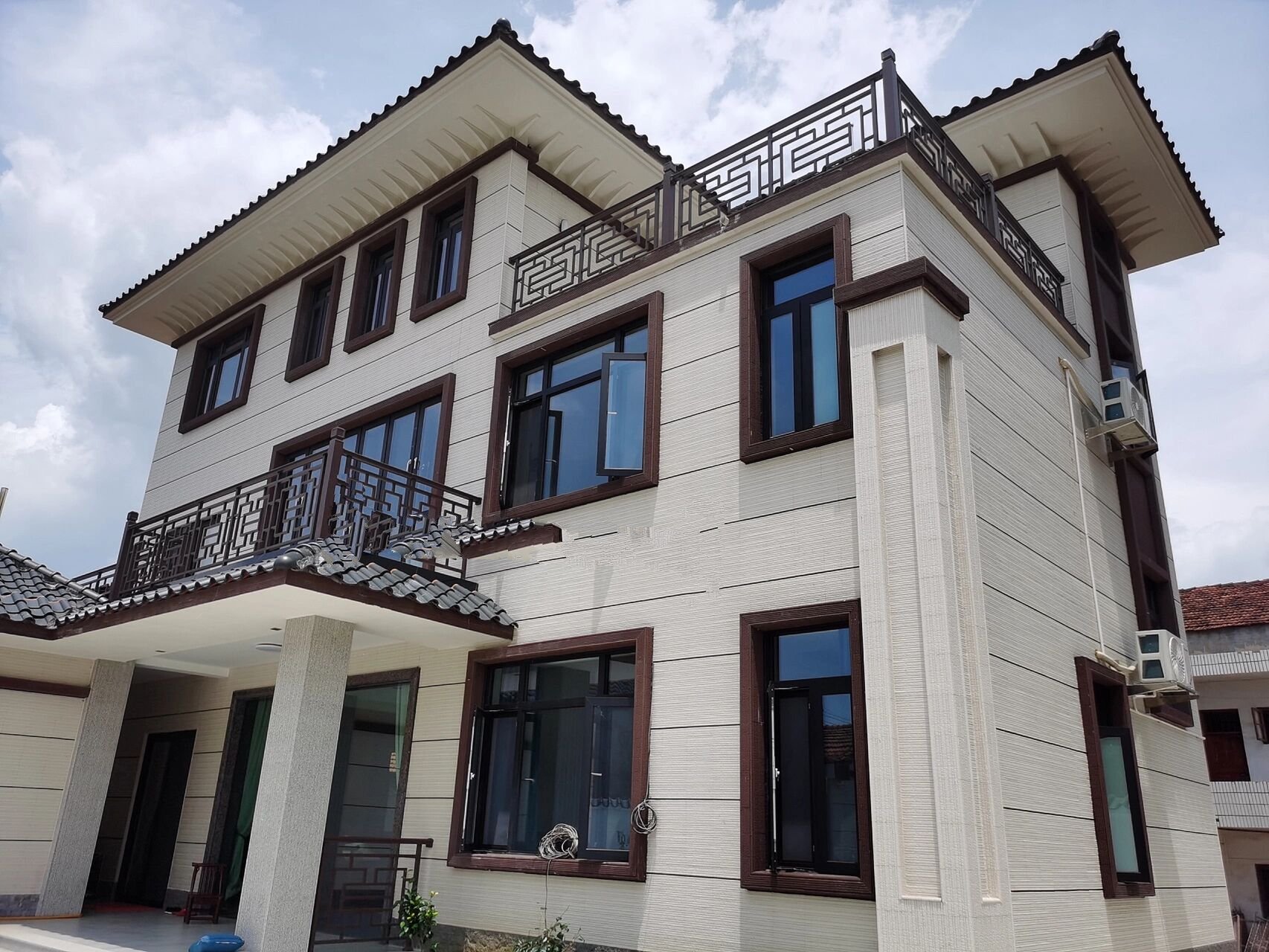 新中式别墅|用白色丹霞石铺贴外墙,简约大气 今天分享湖南地区的自建