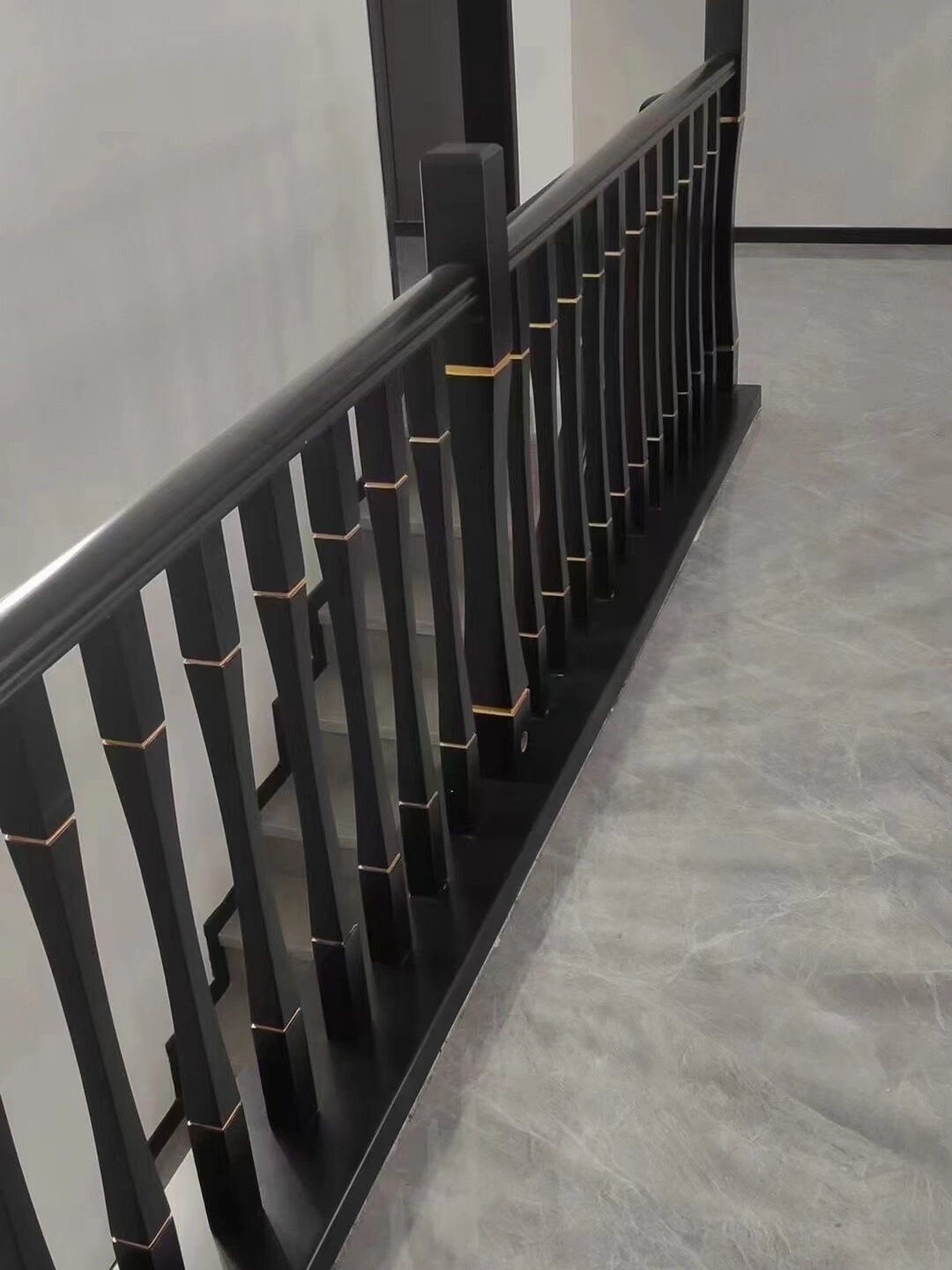 装修新中式实木楼梯扶手黑金小蛮腰款