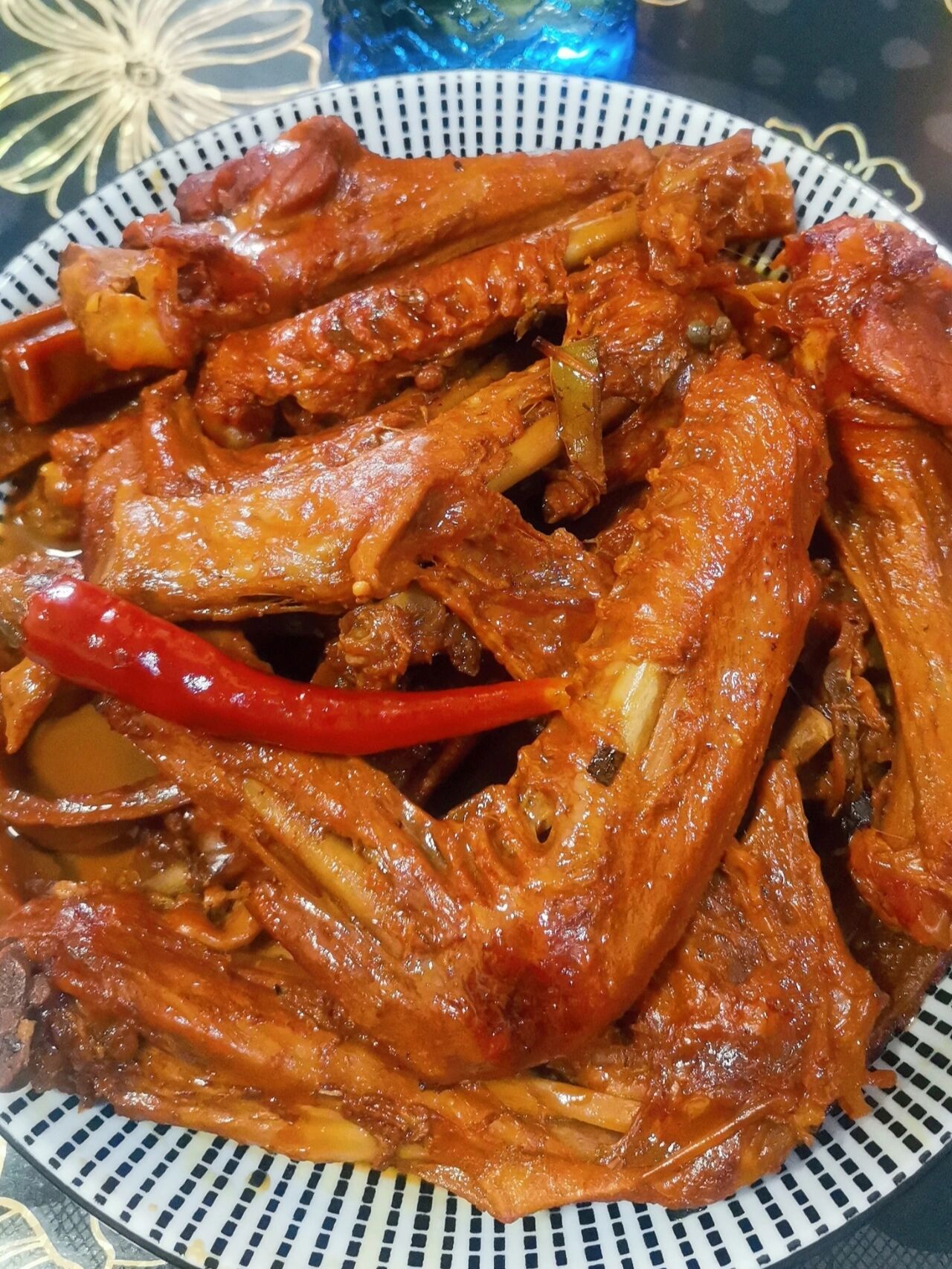 家庭版卤鸭翅 三节鸭翅,剁开,凉水下锅,去腥三件套,起锅倒油,冰糖葱姜