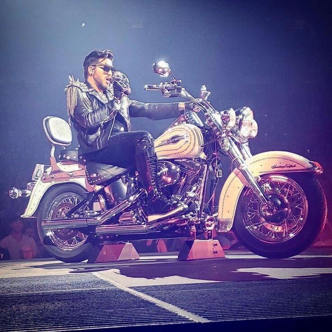 亚当兰伯特adam lambert在演唱会上比较狂野,经常热歌热舞.