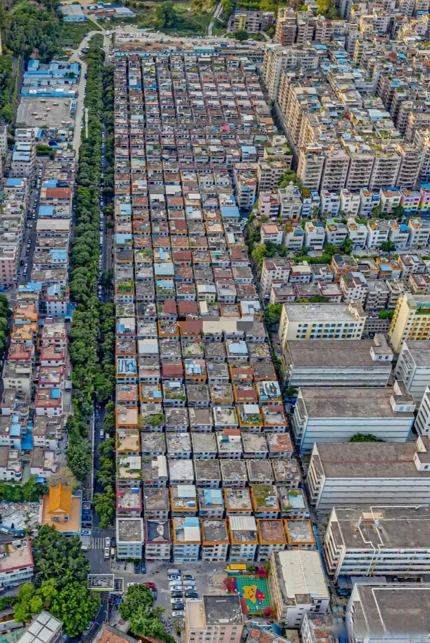 深圳布吉一村东心岭的农民房,整整齐齐,不过密不透风,热天难过.