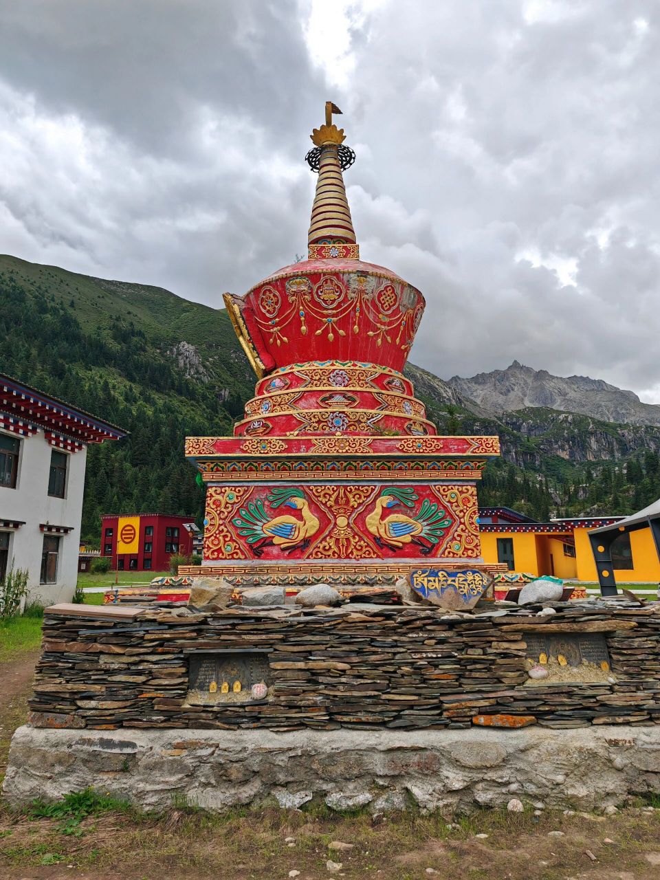 佐钦寺 旧密宁玛派佐钦大圆满寺(又名佐钦寺,竹庆寺),于公元1684年由