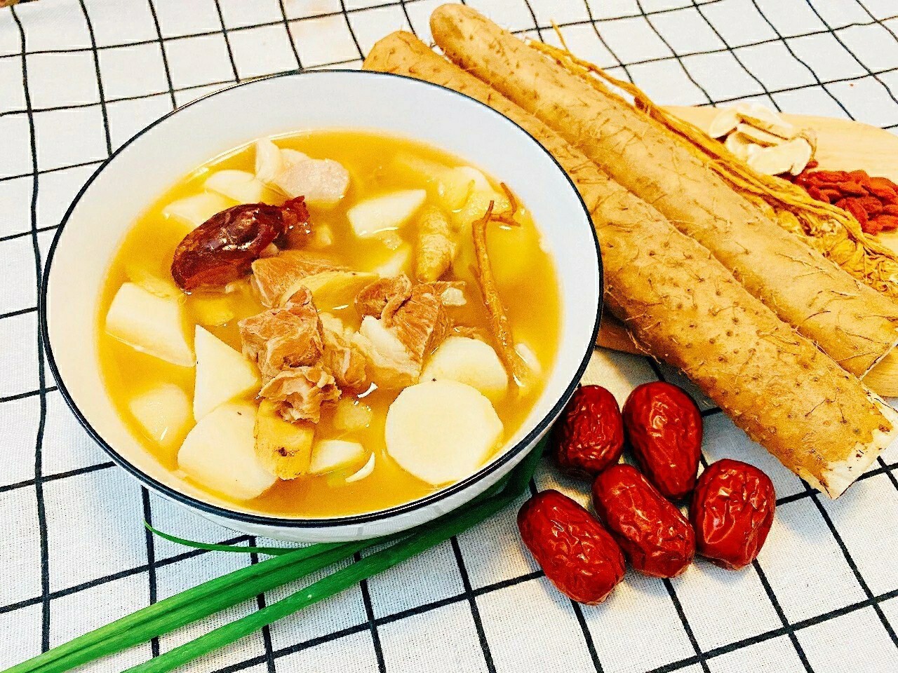 当归黄芪羊肉汤 冬至后,食补要补阳为主了,一碗当归黄芪羊肉汤,补体虚