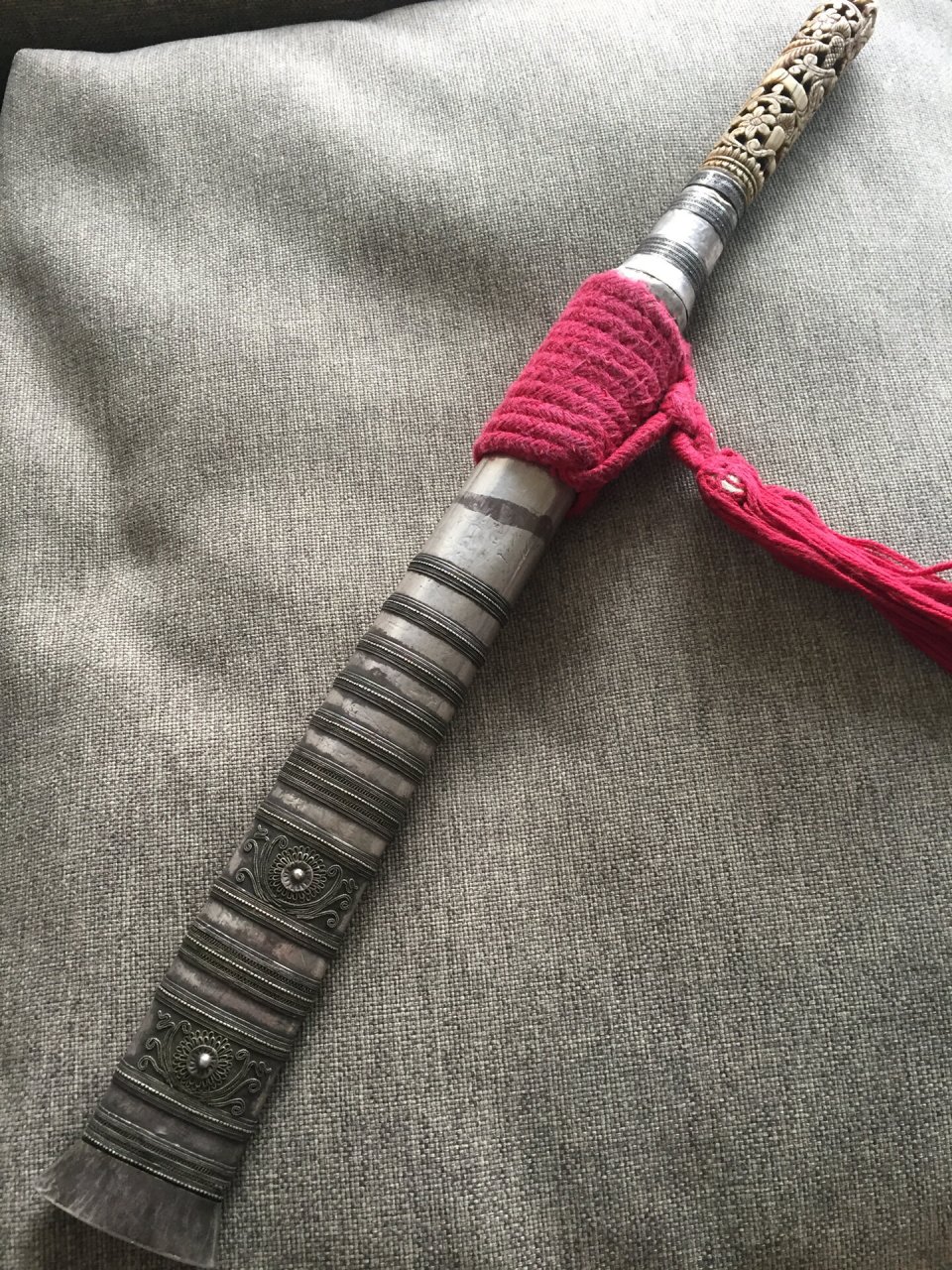 景颇刀 曾经过手的一支景颇刀,银装鞘,镂空雕象牙刀柄 这类刀在景颇族