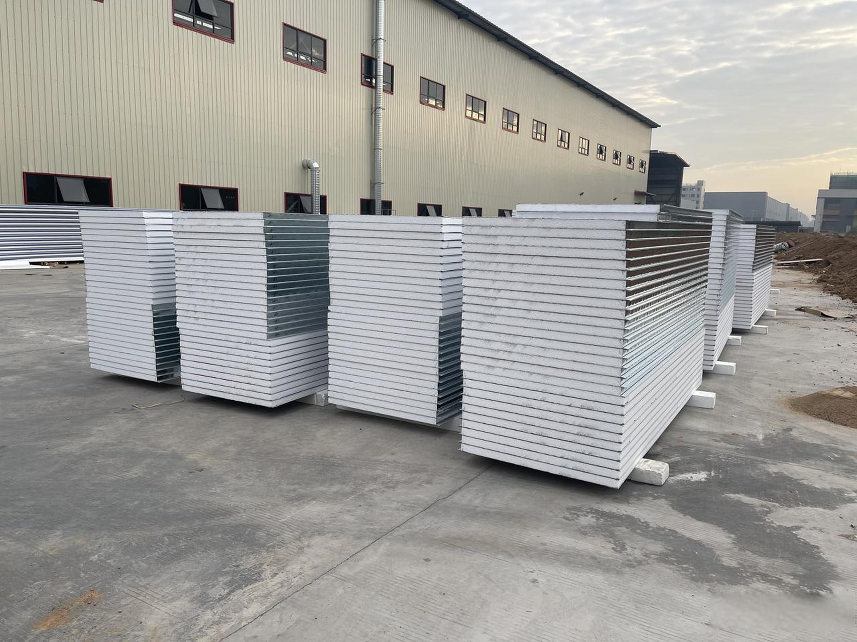 泡沫夹芯板作为一种新型建筑保温材料,具有优异的保温性能和防火等级