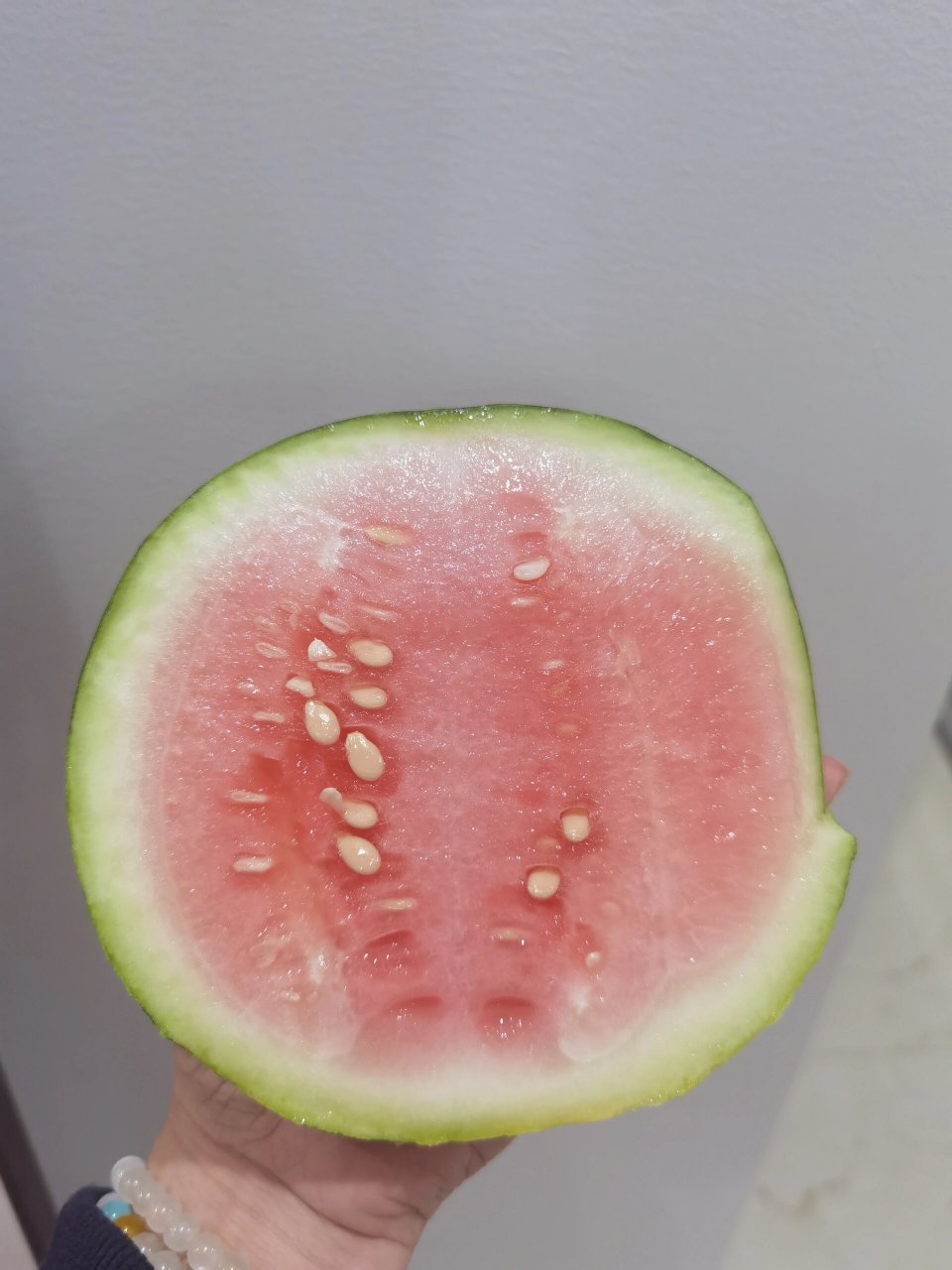 海南特有的粉色西瓜91 第一次买到粉色西瓜,虽然不甜但是挺开心的