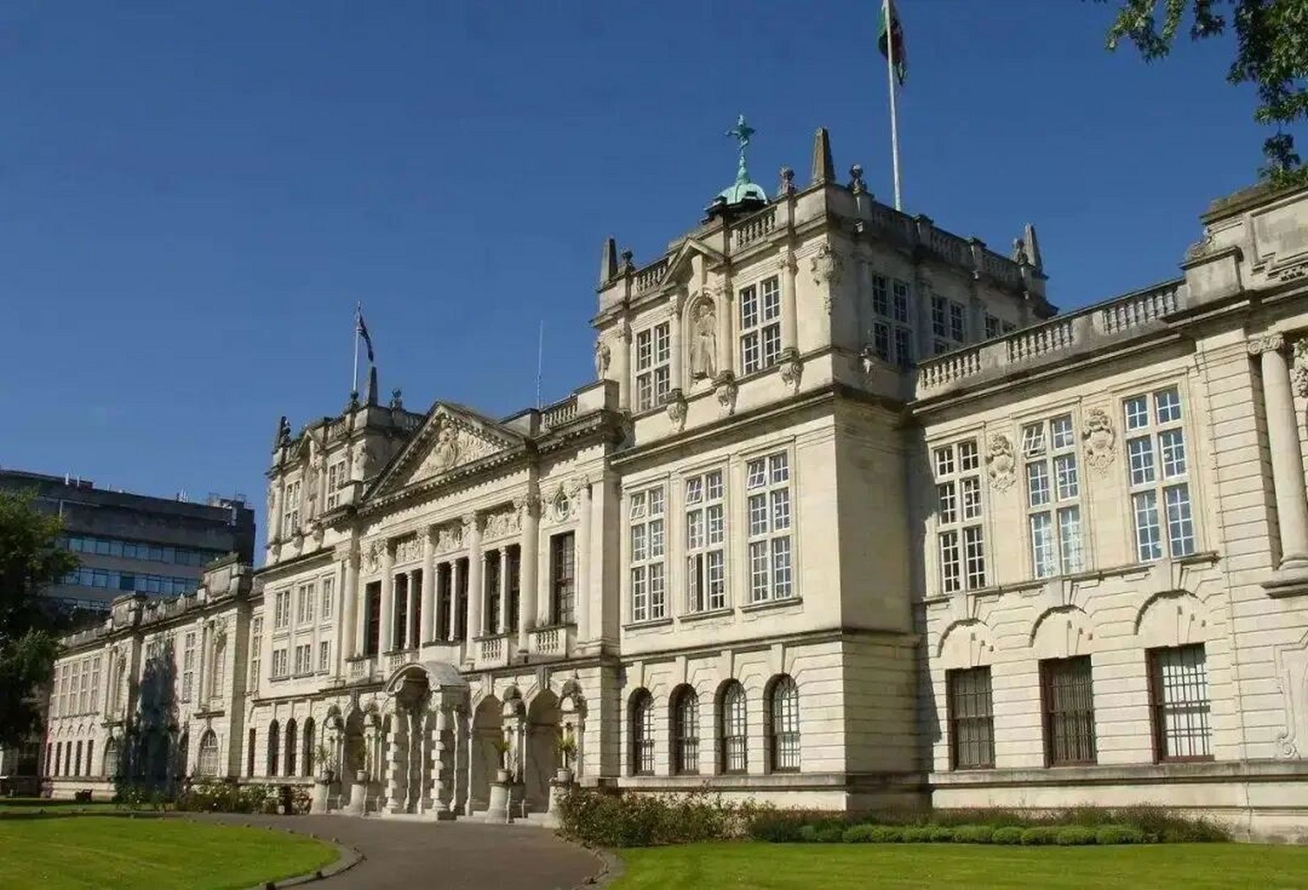 留学|英国名校布里斯托大学留学费用及要求 90学费 工程学院