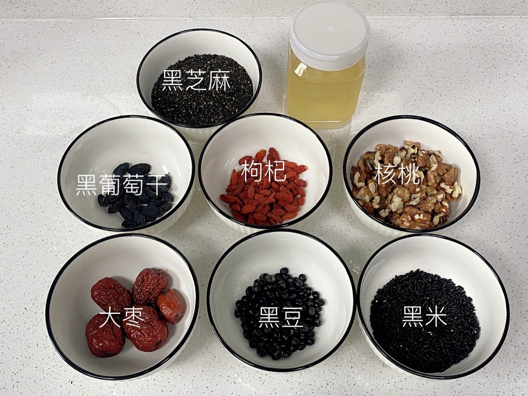 黑芝麻大补丸做法分享95 最近发现老妈一直在吃买的黑芝麻丸,她说有