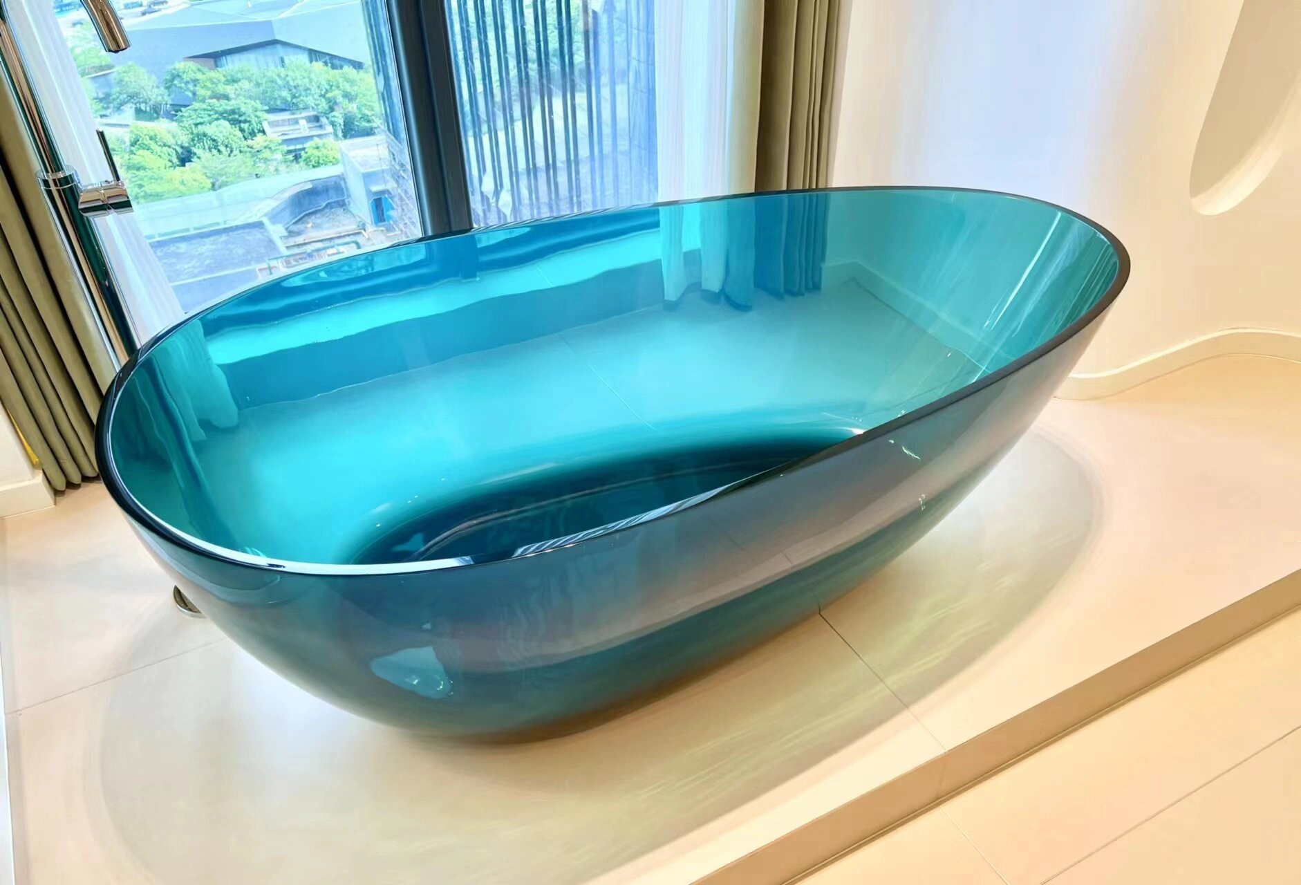 网红名宿透明浴缸实拍 晶莹剔透的蓝色和质地柔美如蜜蜡的琥珀色透明