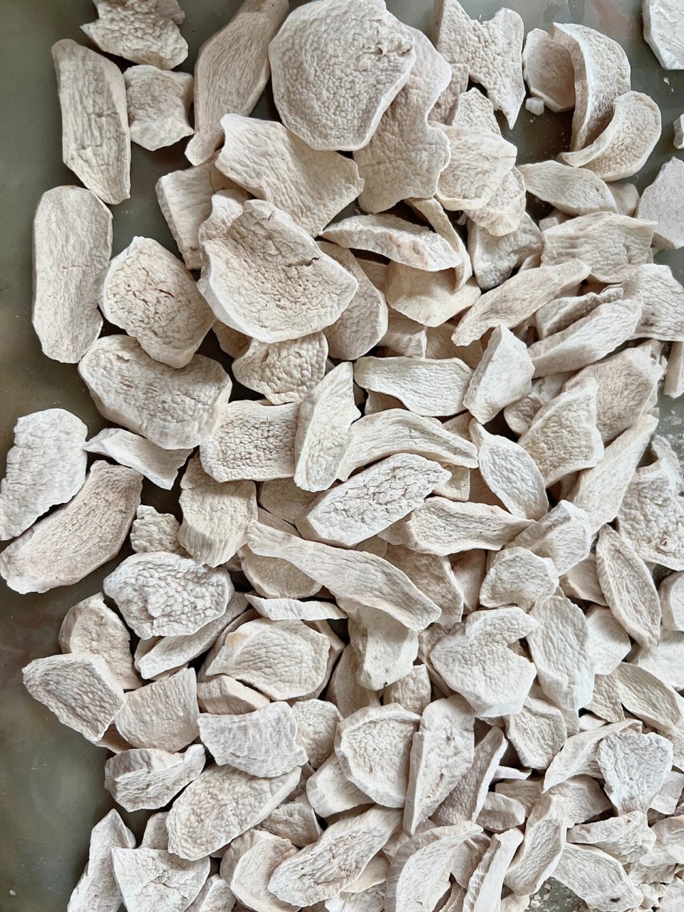 放置2年的淮山药片,还能吃吗 淮山药片放了两年了,有点黄,但是很干,没