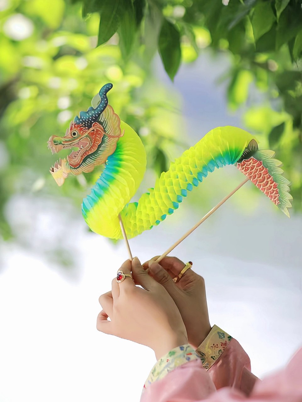 纸翻花是我国传统的纸制工艺品,民间玩具 又叫十八翻 93 山东临沂