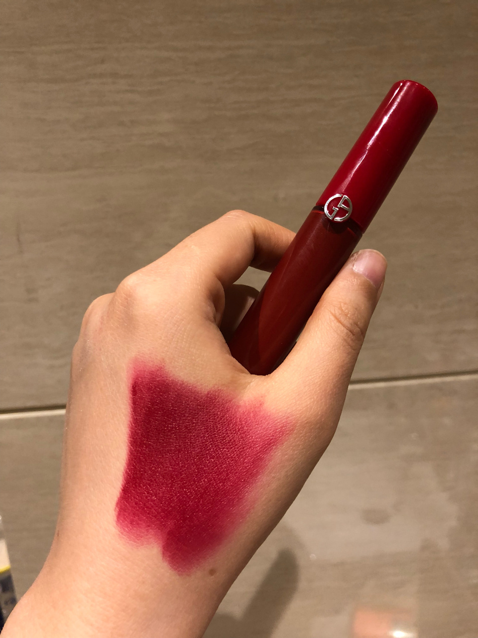 无滤镜口红试色|阿玛尼红管唇釉201 图一上半张是暖黄暗沉皮肤的试色