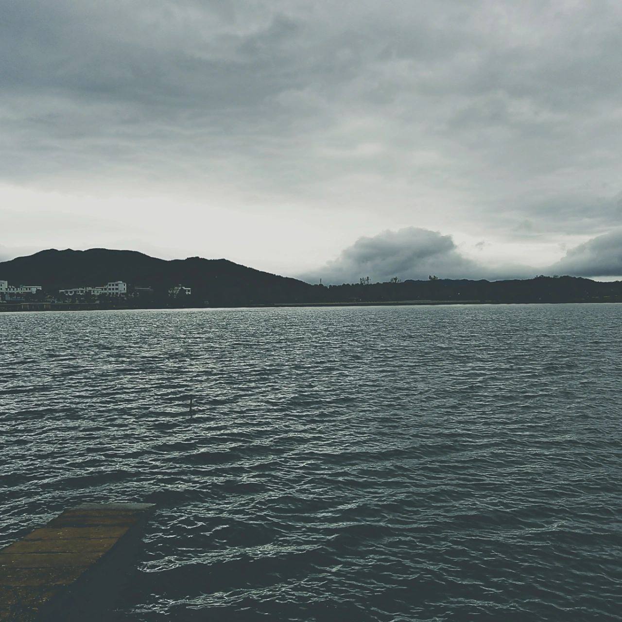 伤感的图片和句子 摘自《海子的诗》 74公元前我们太小 公元后我们