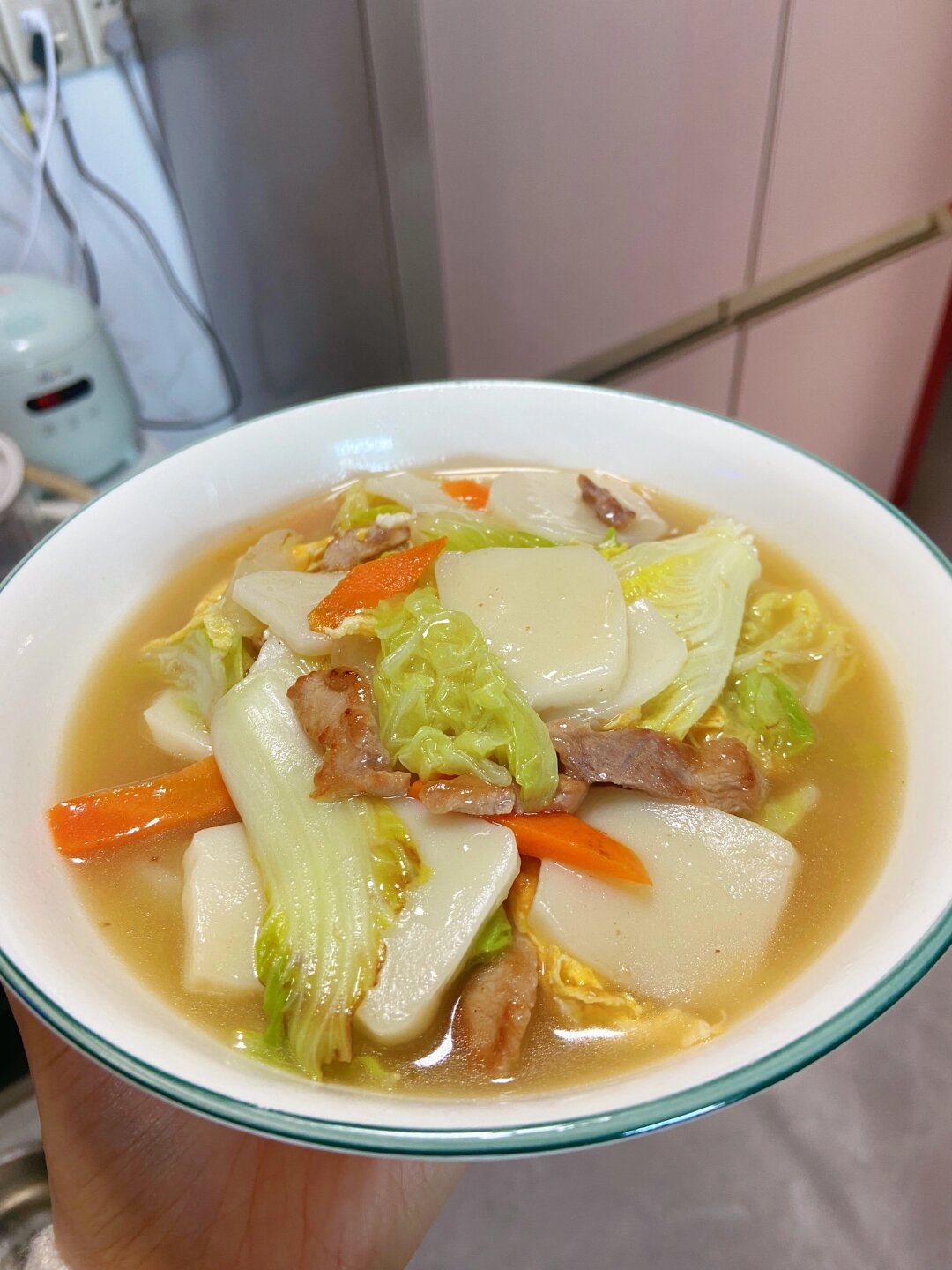 年糕切片,胡萝卜 白菜撕小块,瘦肉加生抽 胡椒粉 生粉 油腌制一会.