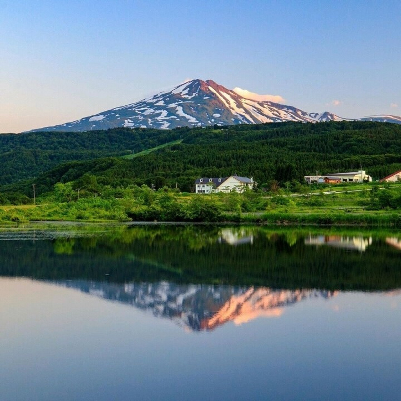 鸟海山是一座跨越秋田县和山形县两县县境的活火山,其山顶位于山形县