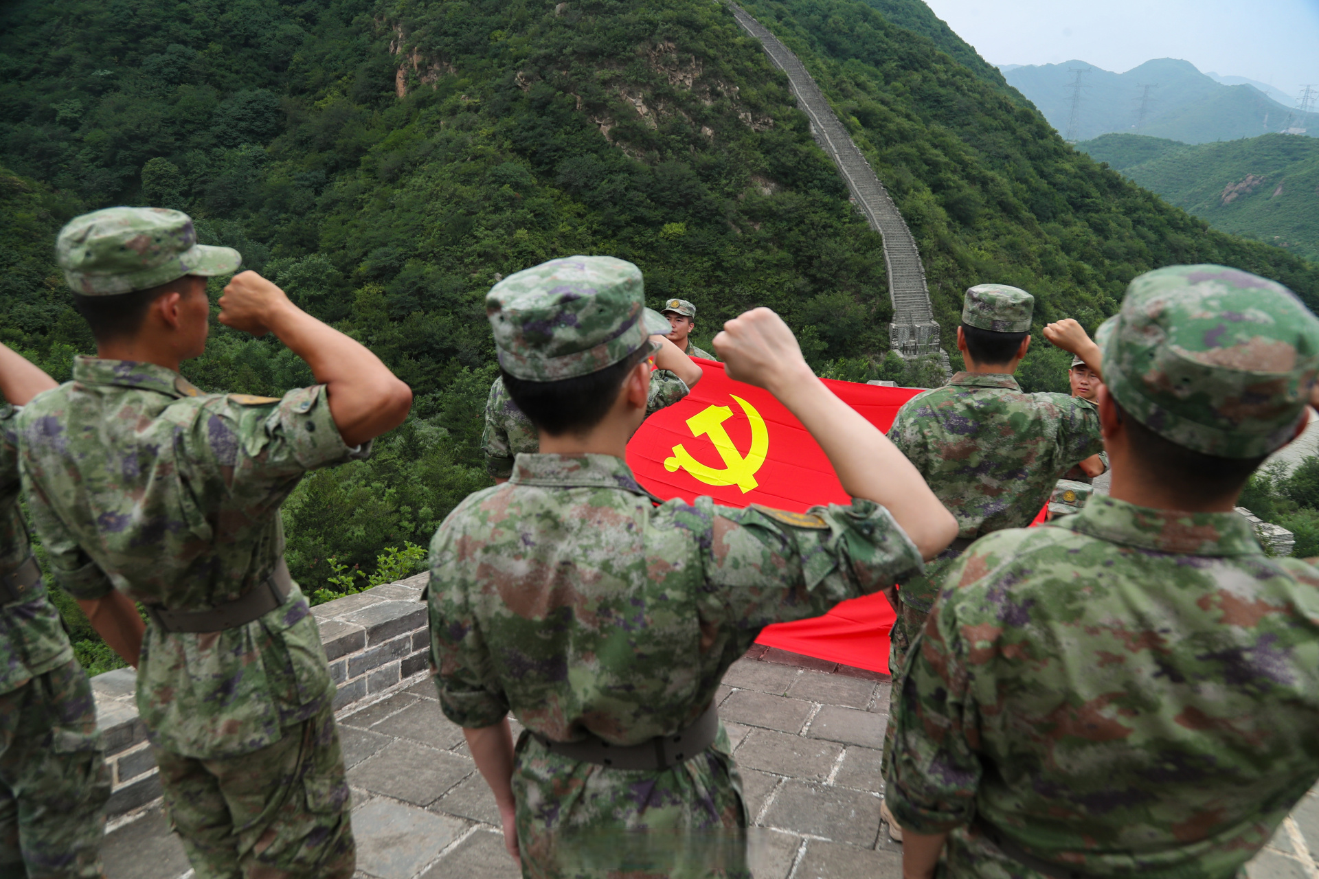 这样的入党仪式很走心】近日,中部战区陆军第82集团军某旅防化分队
