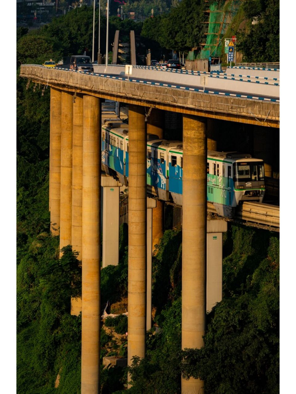 91拍摄位置:牛角沱轻轨站2号口,和嘉陵江长江大桥