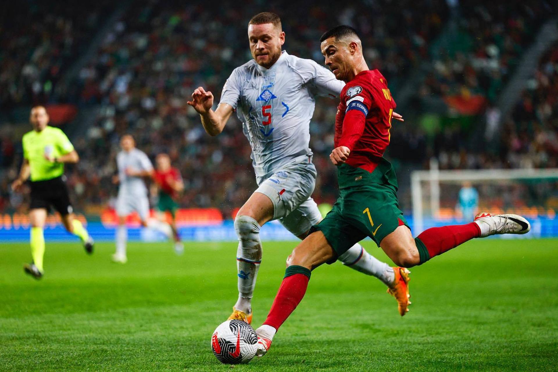 c罗晒照庆祝胜利   cristianoronaldo :历史性的晋级,100%胜率!