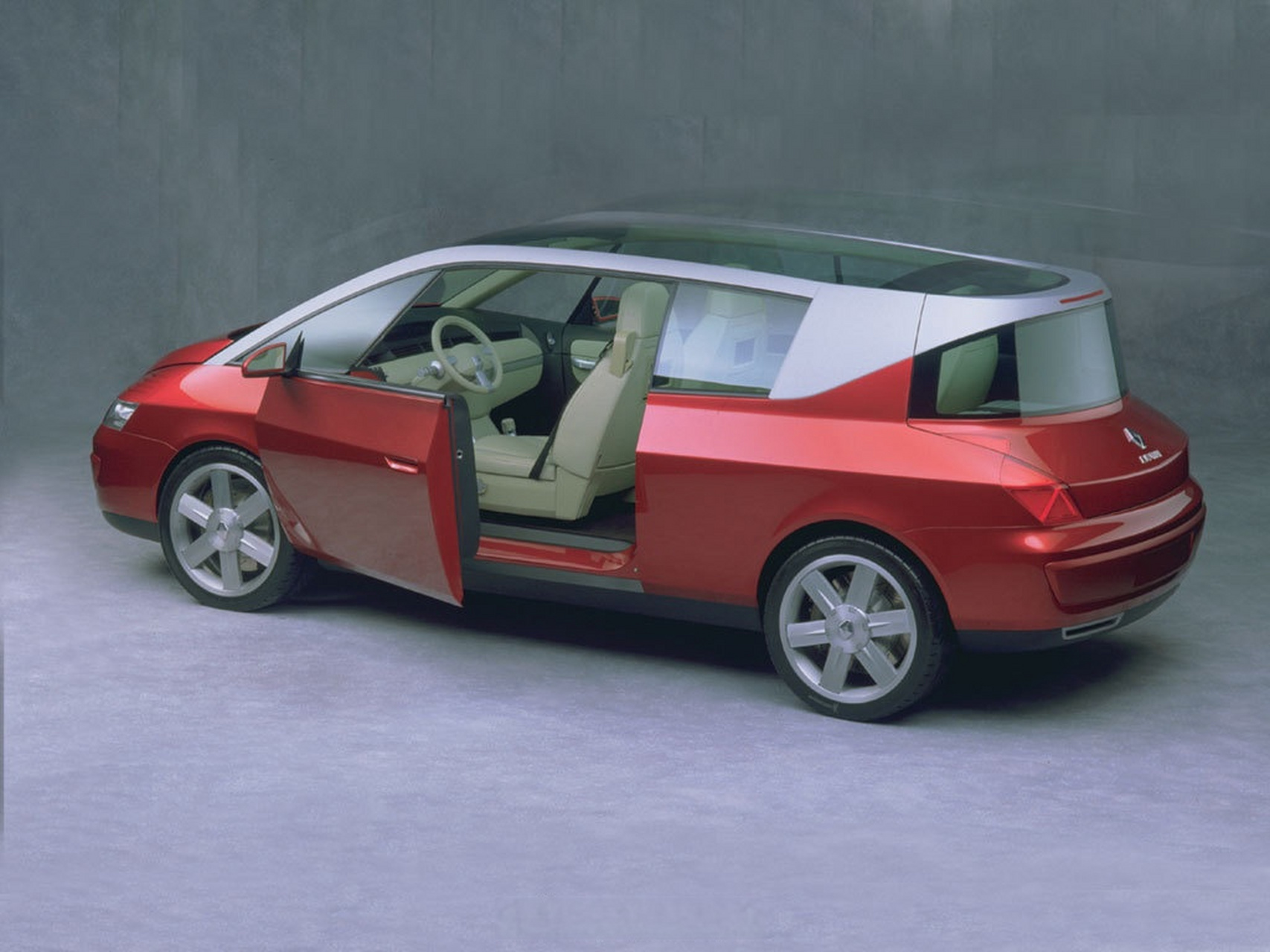 空前且绝后的雷诺avantime,商业上很失败,但至少为阻止汽车圈陷入无聊