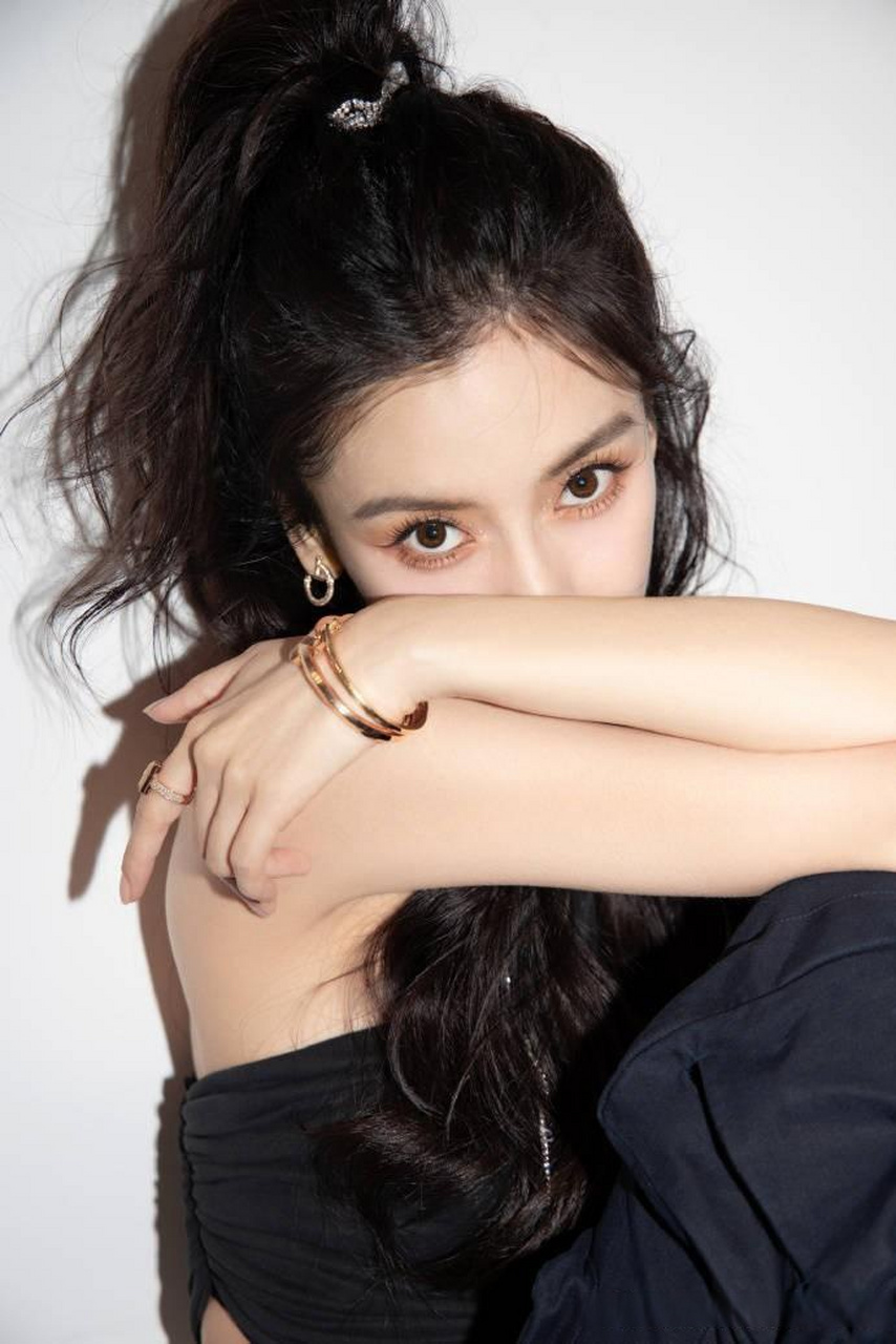 7日晚,angelababy一组最新写真美照释出,她身穿黑色露肩背心搭配