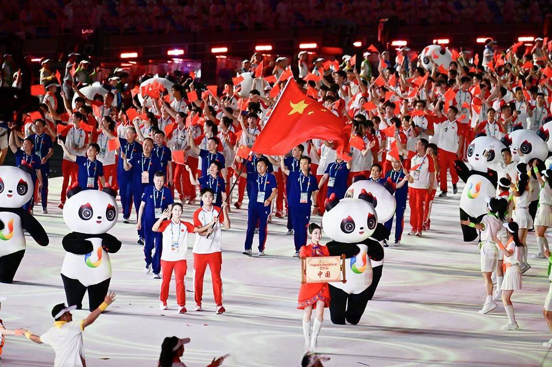 代表团的引导牌是蜀绣制成的】成都大运会开幕式蜀锦蜀绣齐亮相 在7月