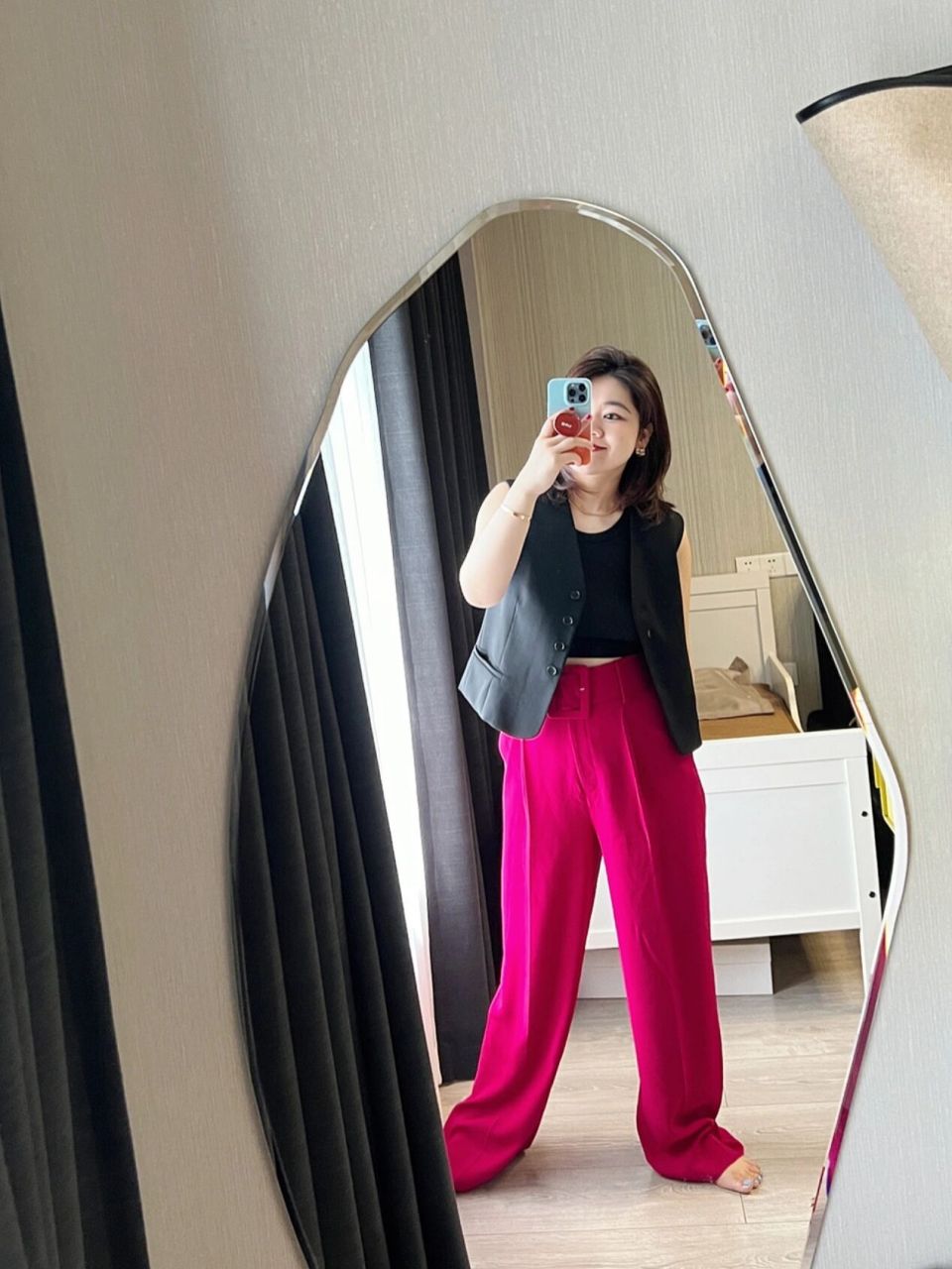 ootd|火龙果色裤 火龙果色裤子分别搭配马甲无袖和短袖,你pick哪个呀?