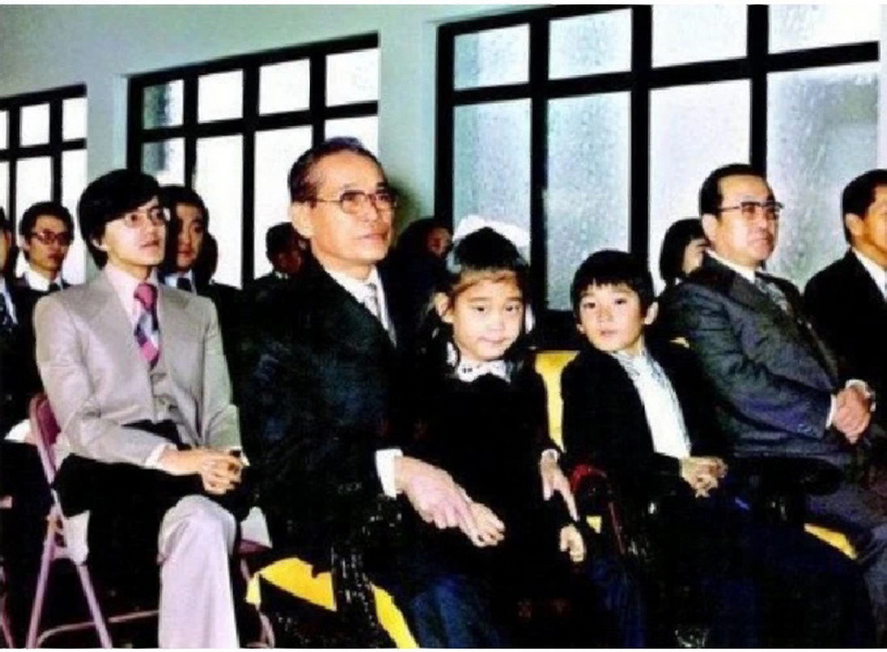 李富真 1970年,李富真出生于韩国首尔,是李健熙的大女儿,从小身体孱弱