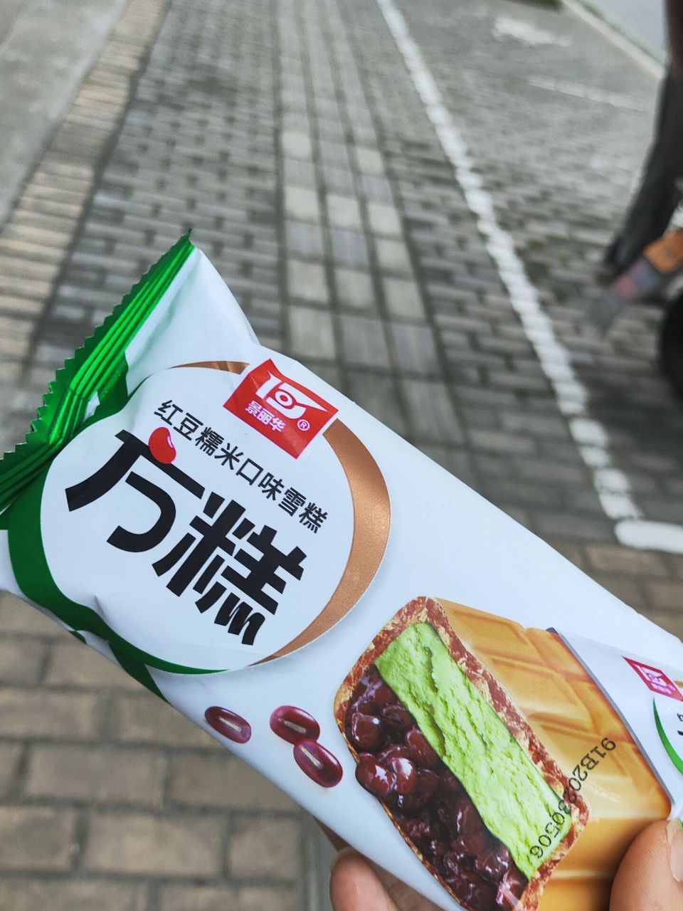 推荐一下吧,好吃又便宜的雪糕 我先来,这个方糕好好吃,关键才2块钱.