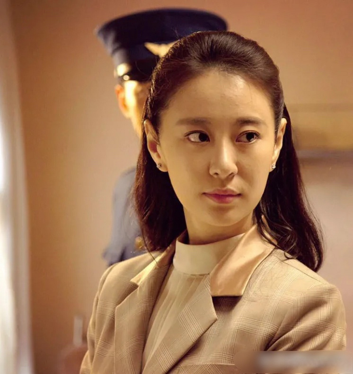 她有着漂亮的脸蛋,说话轻声细语,喜欢跳舞和古筝,给