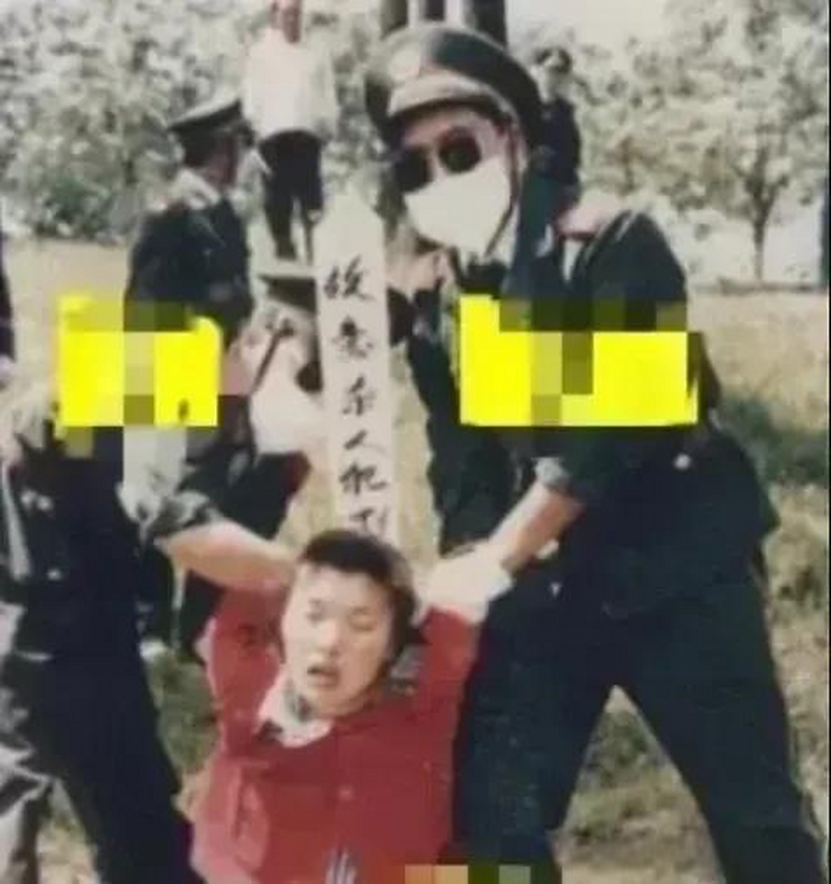 90时代,枪毙一名凶犯的当场,镜头中武警部队防护口罩遮脸,跪在地上的