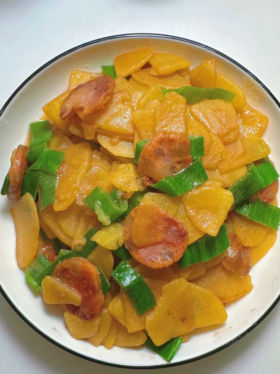 拒绝外卖,打工人下班快速吃饭之腊肠炒土豆片 .