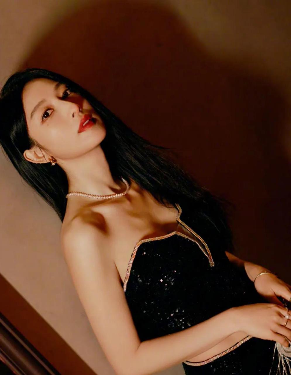 张俪夜空中耀眼亮丽的身影,优雅又迷人太美了