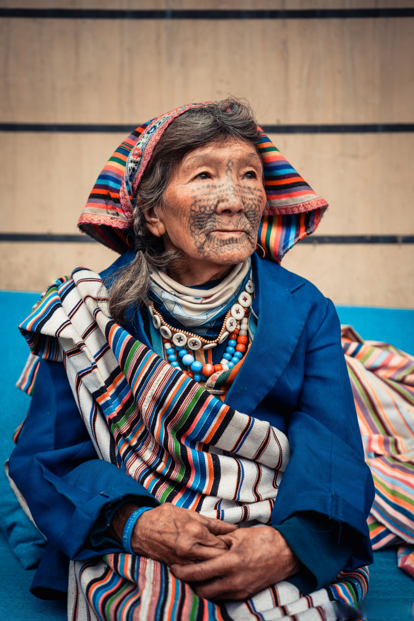 几经波折终于寻见, 即将永远消逝的独龙族"纹面女" #环国乡村自驾# 的