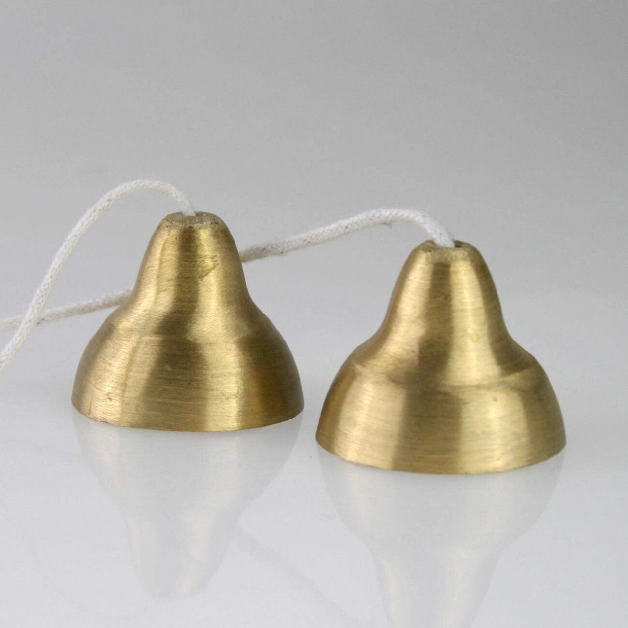 满,蒙古,藏,纳西,汉等族互击体鸣乐器.藏语称丁夏.