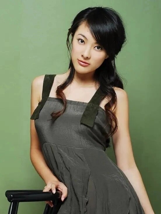 电视剧《何以笙箫默》中她扮演应晖助