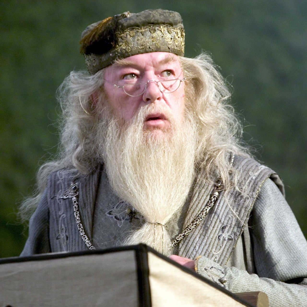 在《哈利·波特》电影中饰演邓布利多的爱尔兰演员迈克尔·甘本去世