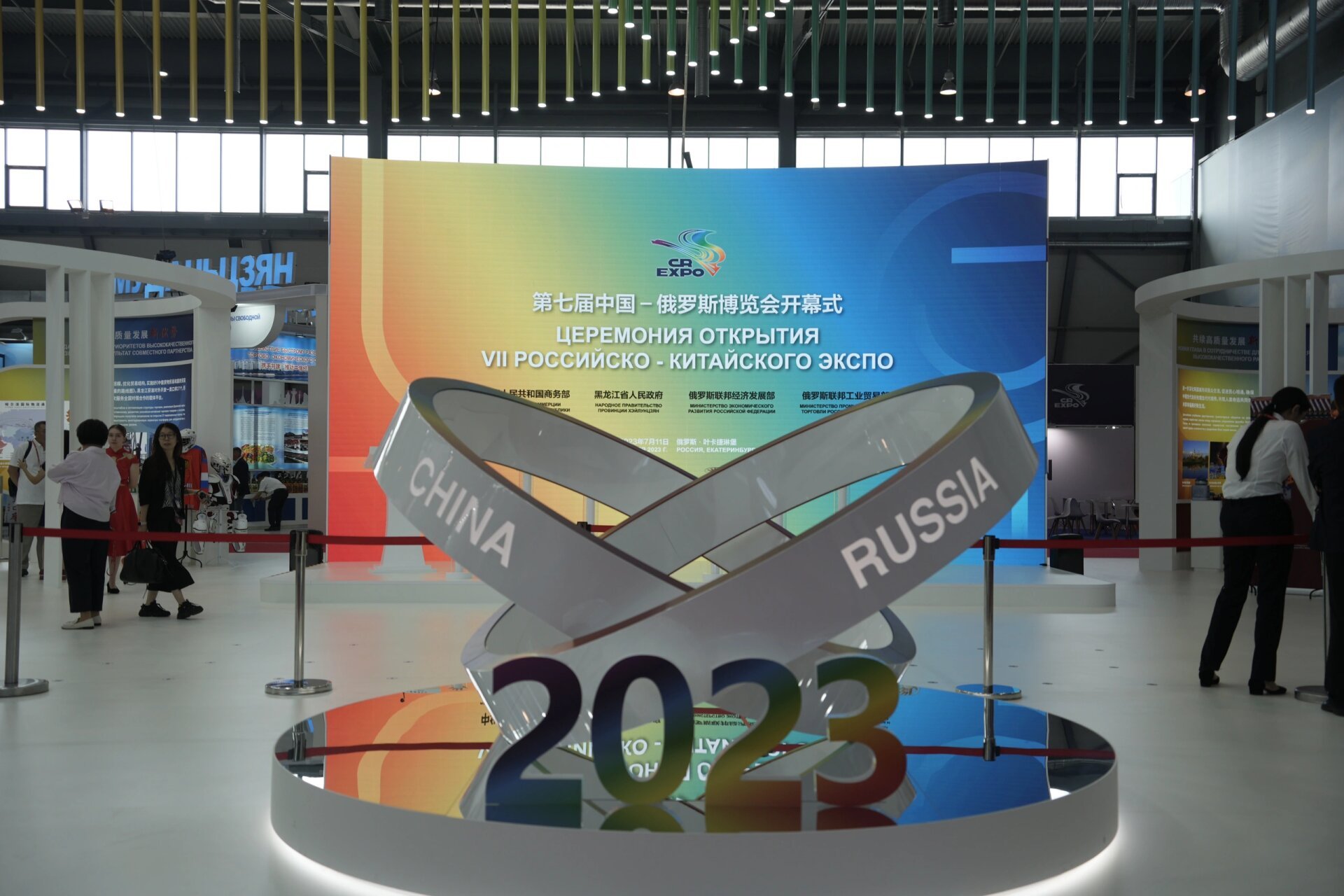 黑龙江省长副省长莅临中俄博览会 第七届中俄博览会现场运营翻译