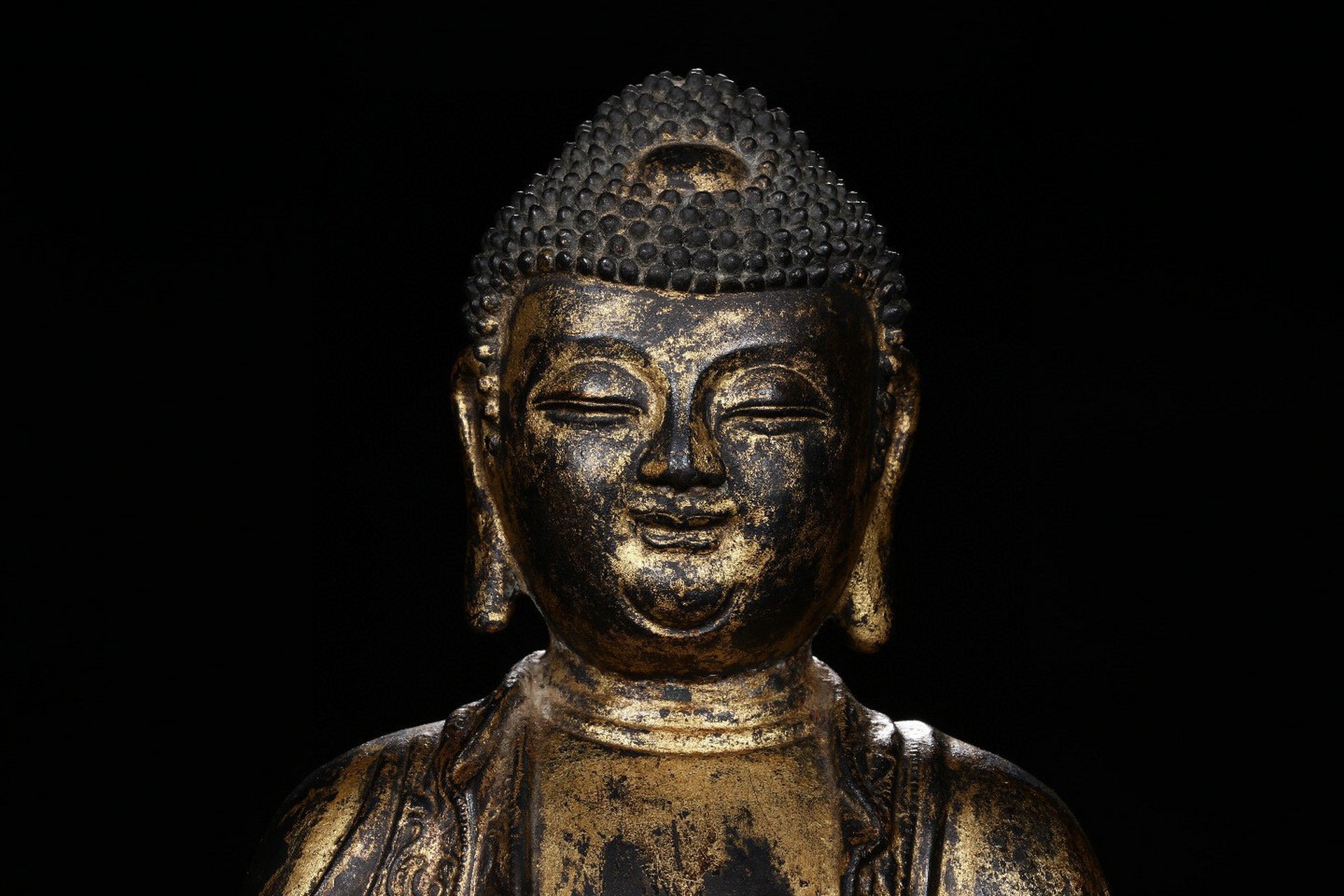 明代 铜流金释迦摩尼佛坐像(原配莲花底座) 高39厘米,重5650克,此尊