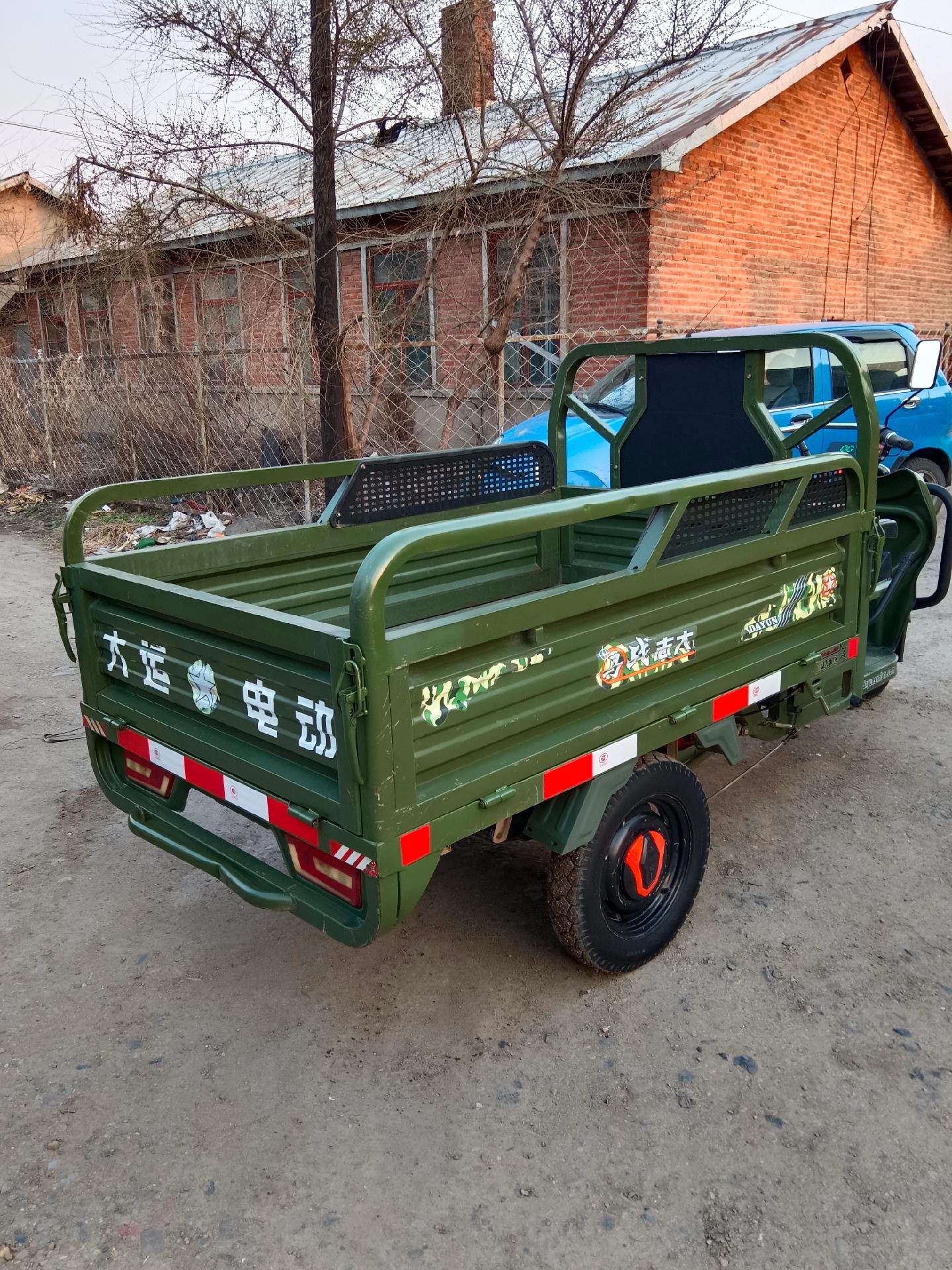 出售大运电动车,灯亮.表走.喇叭响,60伏58安的电瓶,车厢长:1