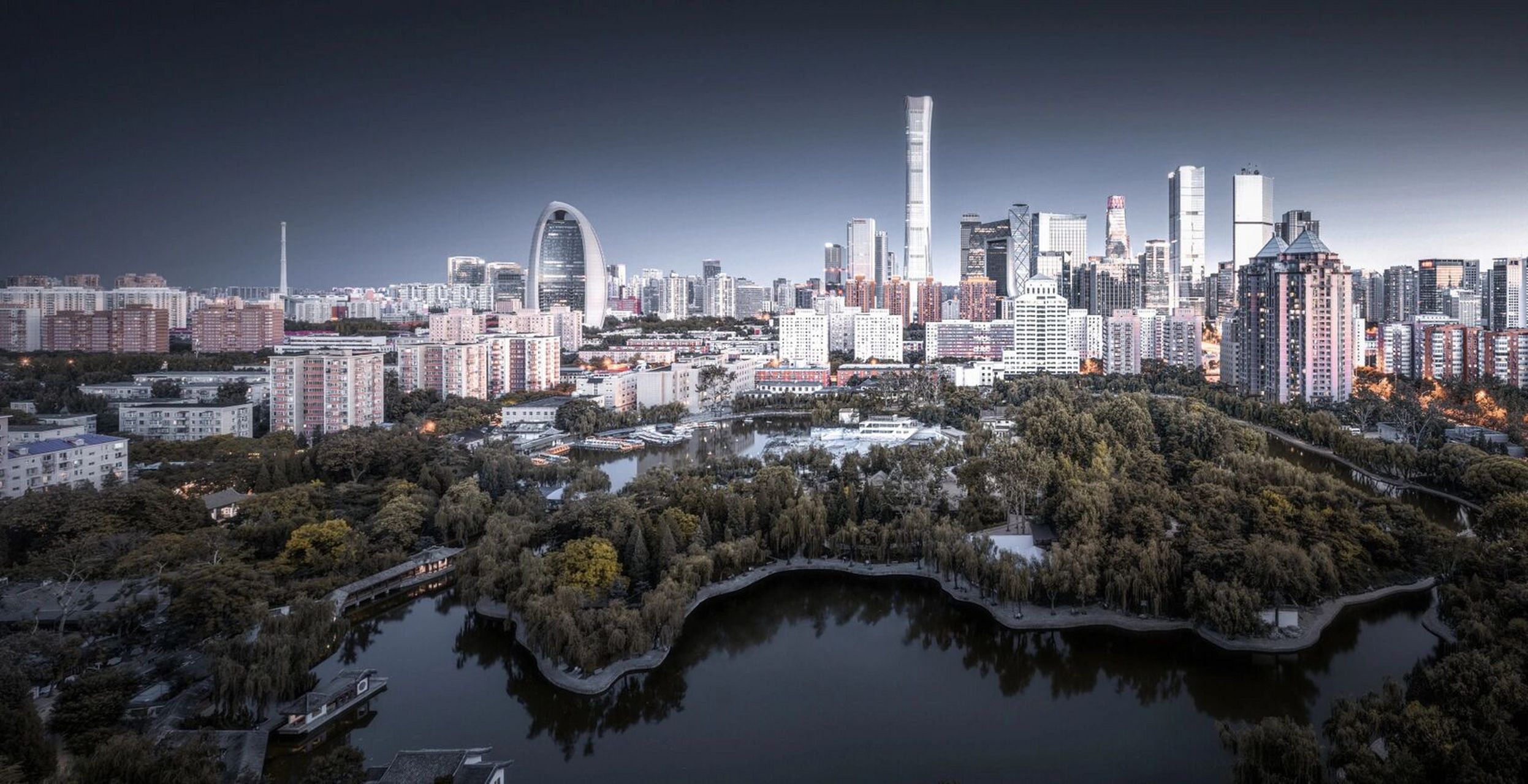 团结湖公园地处北京市朝阳区东三环北路,是具有江南古典园林特色的